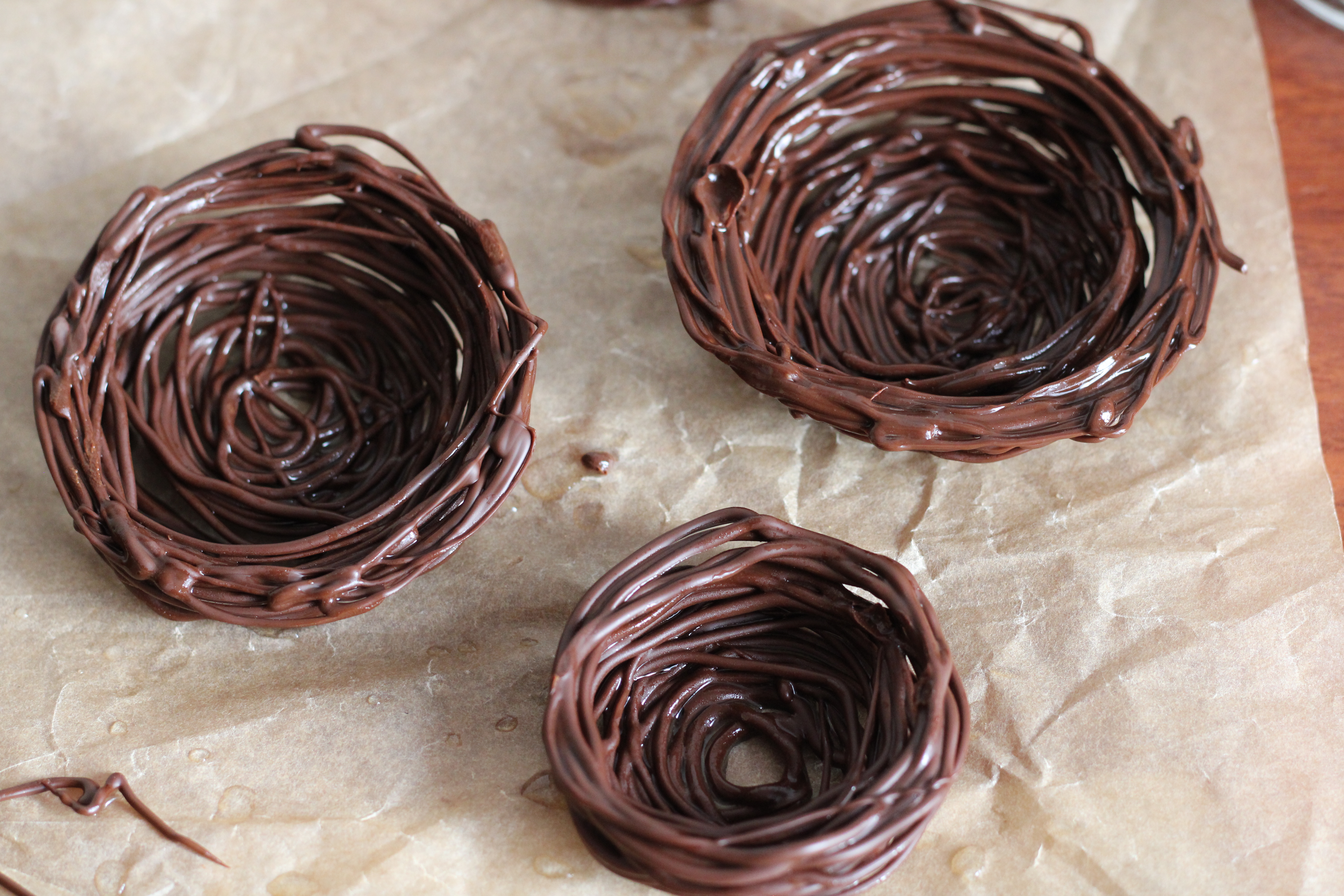 Гнездо из шоколада. Шоколадное гнездо. Шоколадные гнезда из шоколада. Шоколадное гнездо декор.